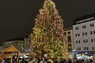 Peklo na vánočních trzích: Rodiče s dětmi na ramenou blokují výhled, jiní zuří